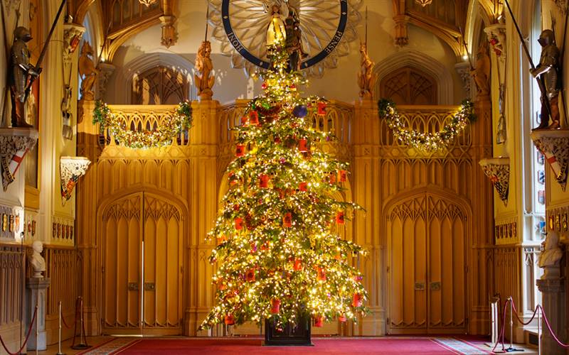Windsor Castle decorated for Christmas GOLD 